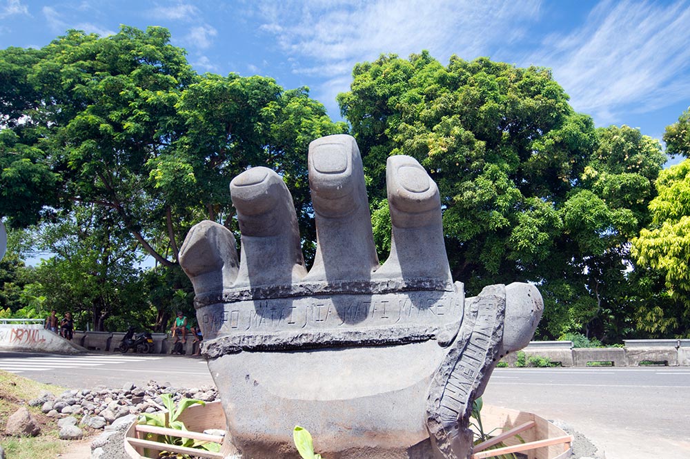 La sculpture Tefana aux mains brûlantes de Faa'a © Tahiti Heritage