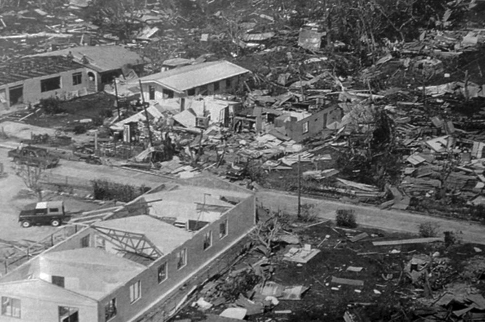 Le village de Vaiea à Maupiti après le cyclone de 1987 