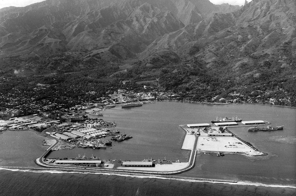 La digue reliant Motu-Uta à Papeete en 1966