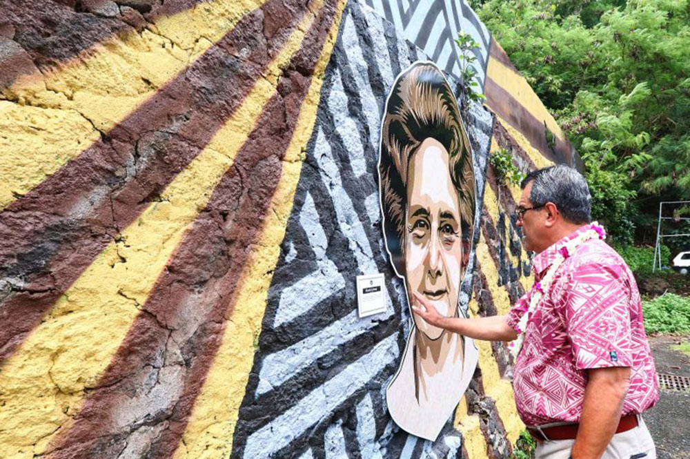 Edouard Fritch, Président de la Polynésie française devant la fresque du bataillon du pacifique, à Papeete en janvier 2019 