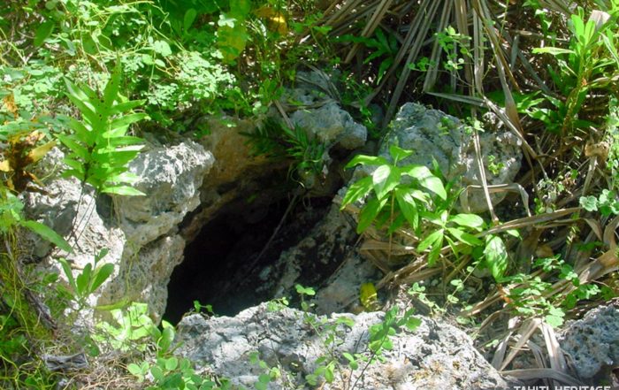 Grotte Eaua des Mokorea, à Tematahoa, Anaa. © Tahiti Heritage