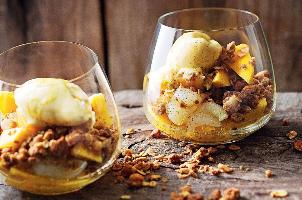 Crumble au ramboutan et à la mangue avec glace à la cardamome