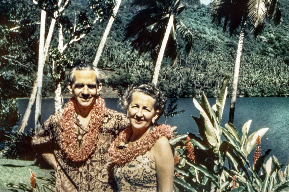 Medford et Gladys Kellum dans leur jardin à Opunohu en octobre 1958
