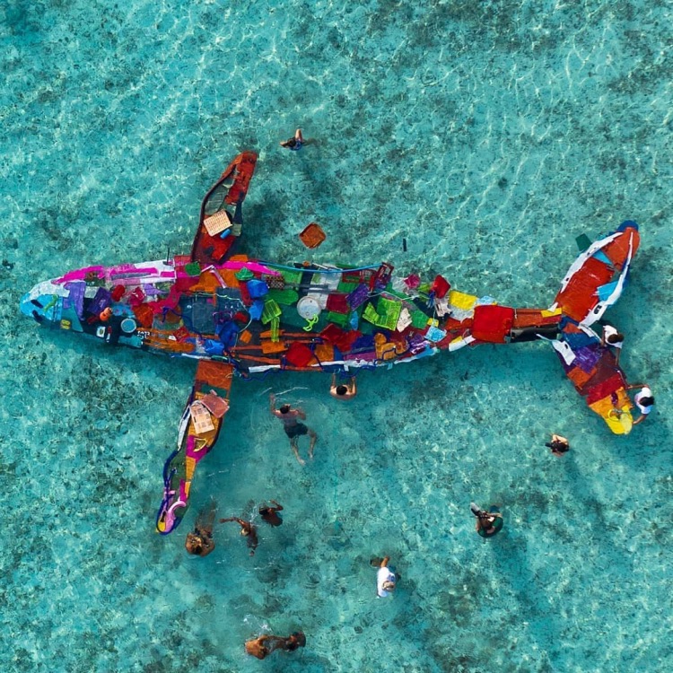 Sculpture éphémère de baleine réalisée par Bordalo II à Bora Bora 2019