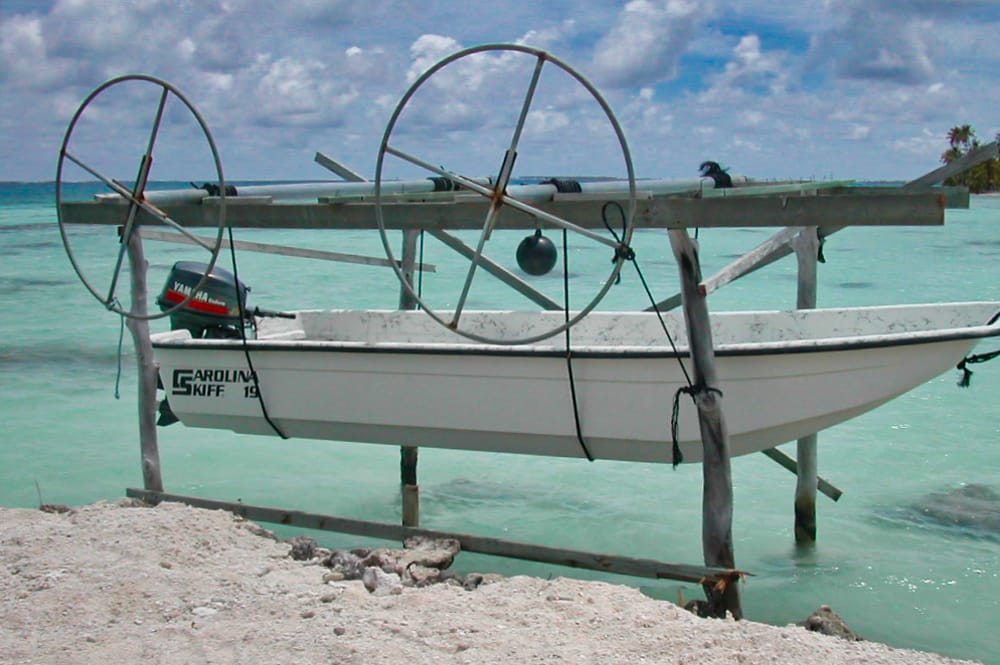 Remonte bateau sur l'atoll de Toau (Tuamotu) 2004 @Tahiti Heritage 