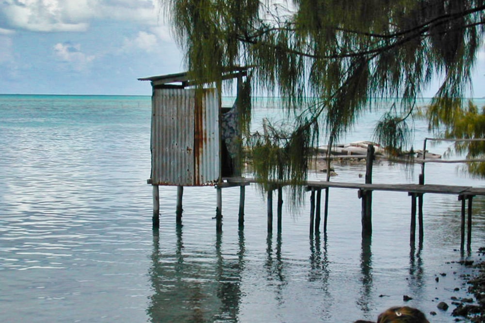 WC suspendu sur le lagon de l'atoll de Toau (Tuamotu) 2004 @Tahiti Heritage